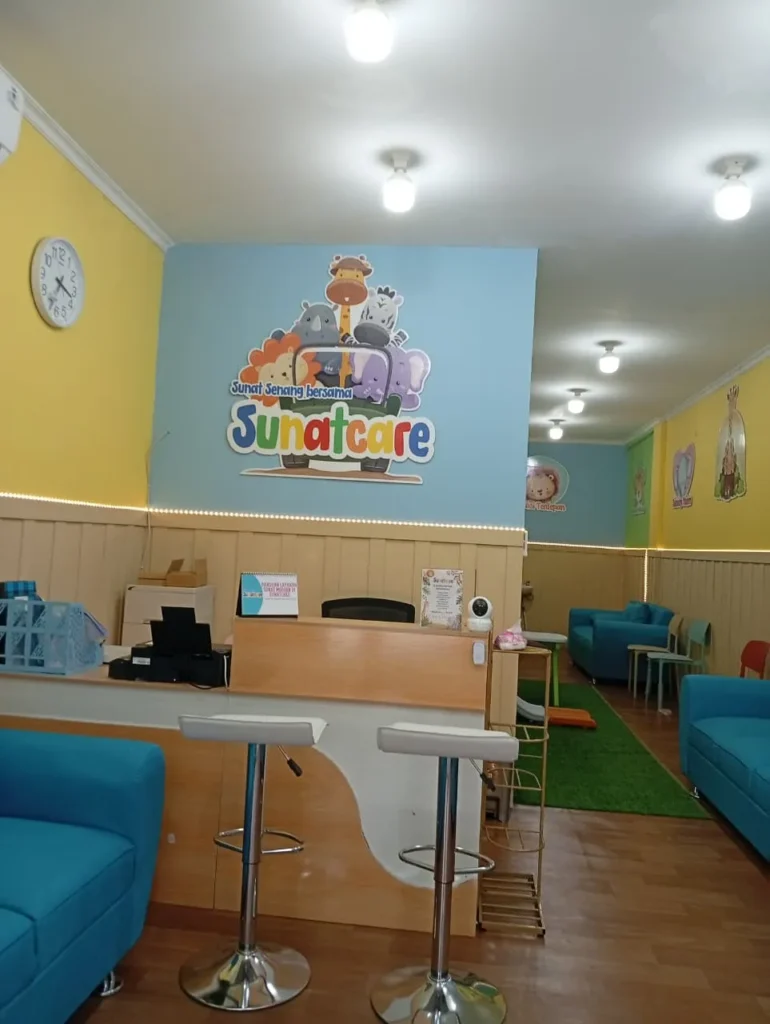 Ruang tunggu Sunatcare Kota Wisata Cibubur