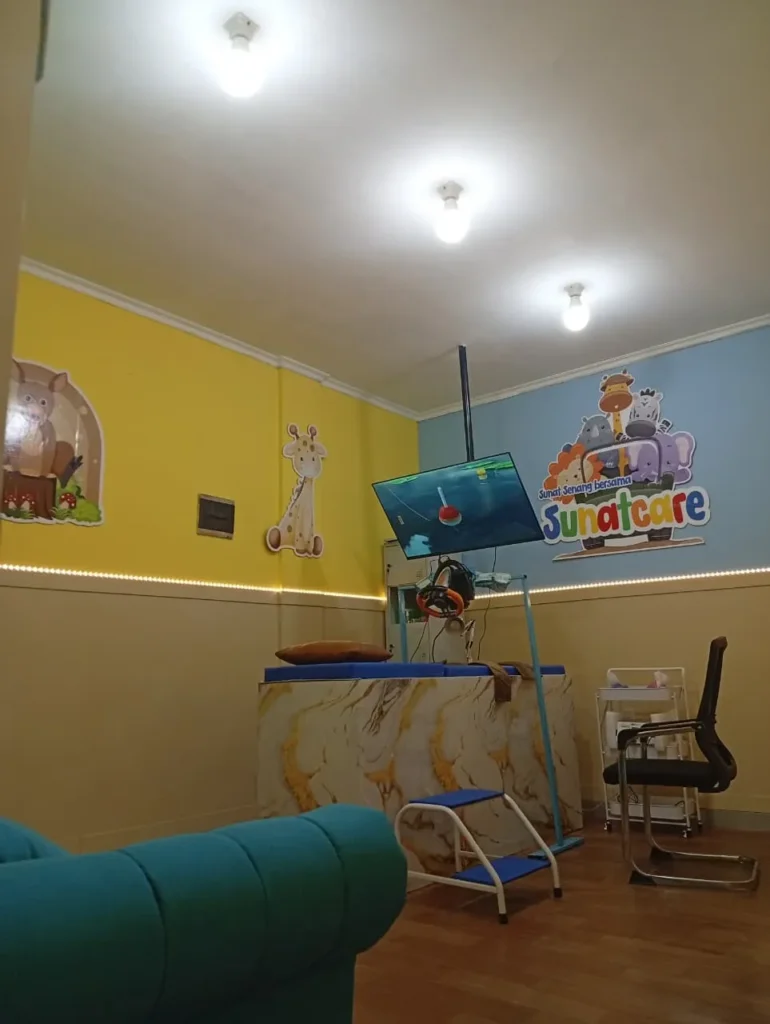 Ruang tindakan Sunatcare Kota Wisata Cibubur