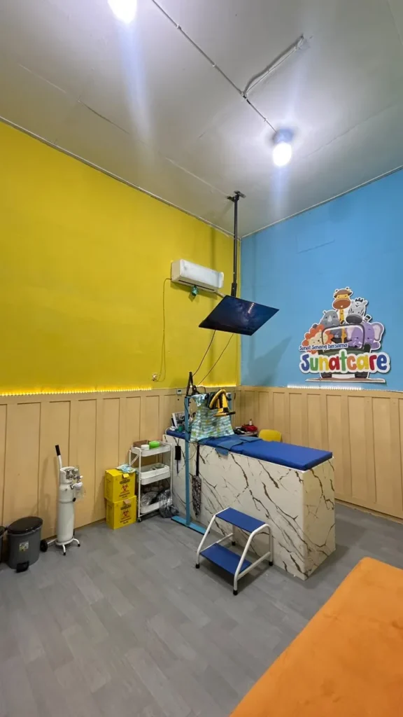 Ruang tindakan Sunatcare Gading Fajar, Sidoarjo