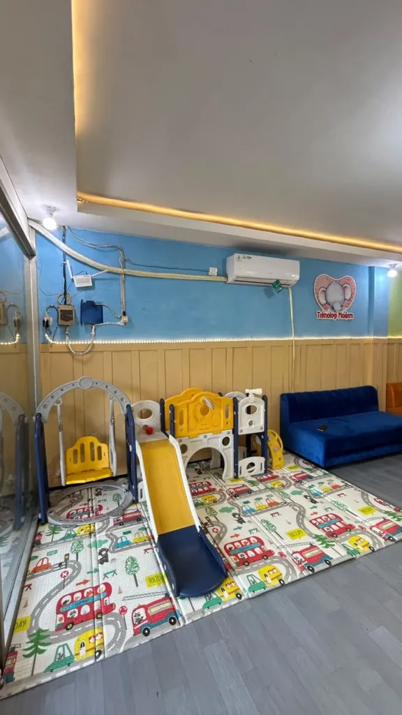 Ruang bermain Sunatcare Gading Fajar, Sidoarjo