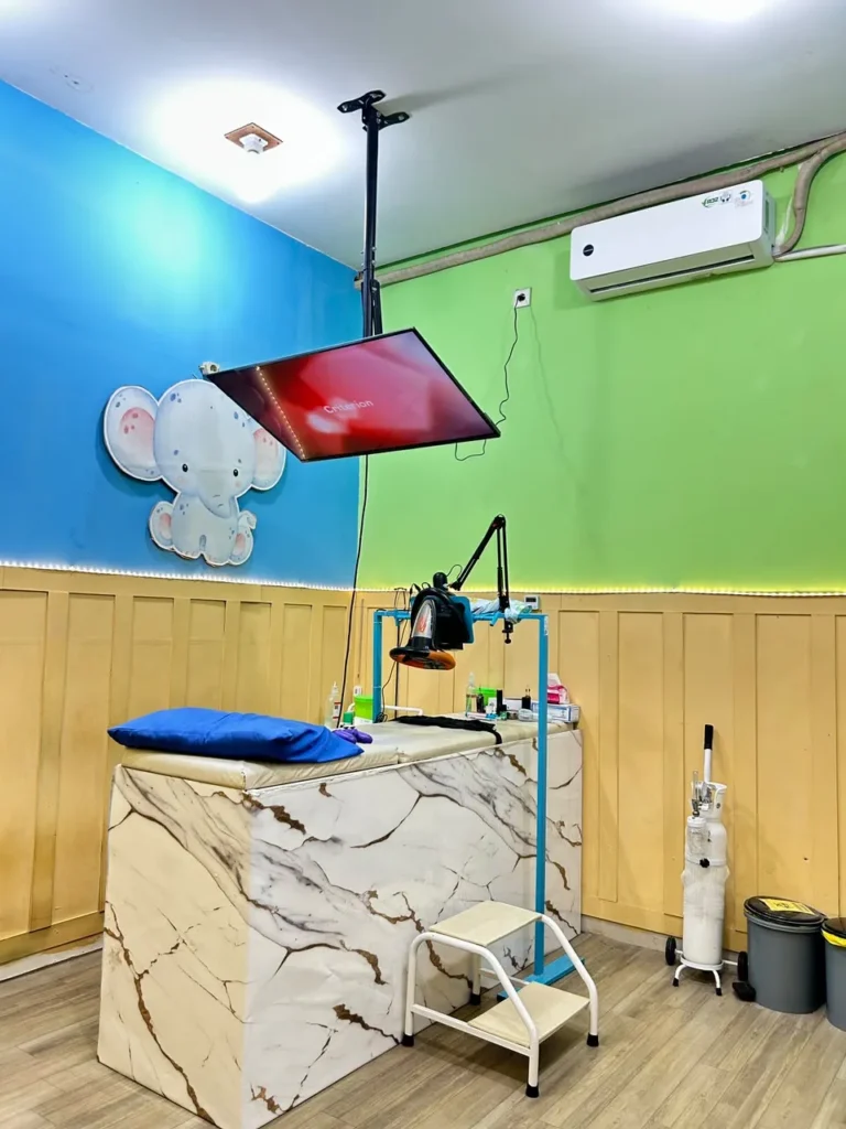 Ruang tindakan Sunatcare Manukan, Surabaya