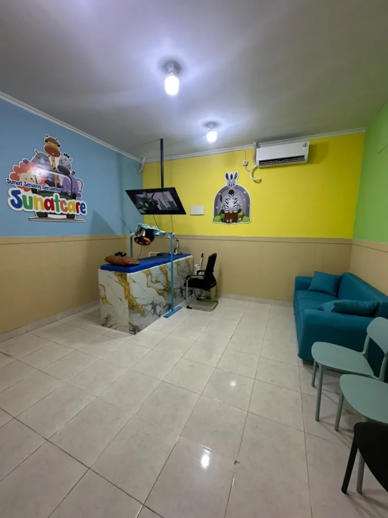 Ruang tindakan Sunatcare Prima Harapan, Bekasi